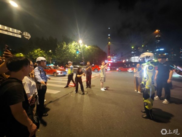 摩根策酪 机器人交警“小沪”首次执勤亮相上海外滩
